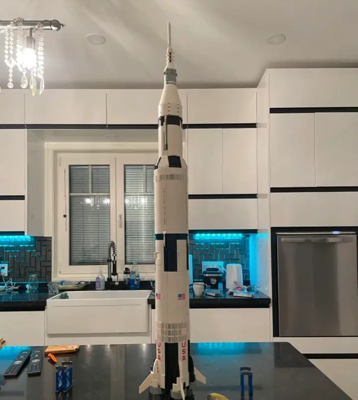 can you display lego saturn v vertically
